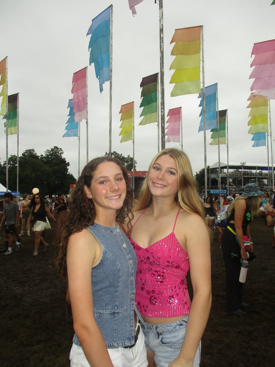 Leftylucybee's tweet photo. Last weekend before our fall softball tournament schedule starts!  So, between practices and lessons, I got some time to go to ACL Fest with friends! Fortunately, the rain held off and we got to hear some great bands. https://t.co/2SQuDaCsCg