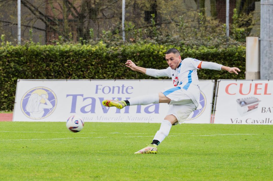BarSport24's tweet photo. Durante la vittoria 3-1 dell'Italia contro la Turchia in Nations League a Bologna, il giovane attaccante Samuele Inacio non ha avuto minuti in campo, suscitando discussioni sul suo futuro. Mancini ha spiegato la scelta con cautela, mentre… dlvr.​it/TVng0l #SerieA #SamueleInacio https://t.co/0T3abpaRj1