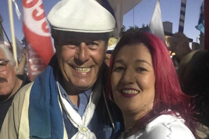 CronicasDelEste's tweet photo. CASA, TRABAJO Y AHORA PASE EN COMISIÓN CON SU AMIGO BOTANA: “EL AMOR DEL KOKI”
https://t.co/r02Hh7JwXI https://t.co/sl9NarX1nJ