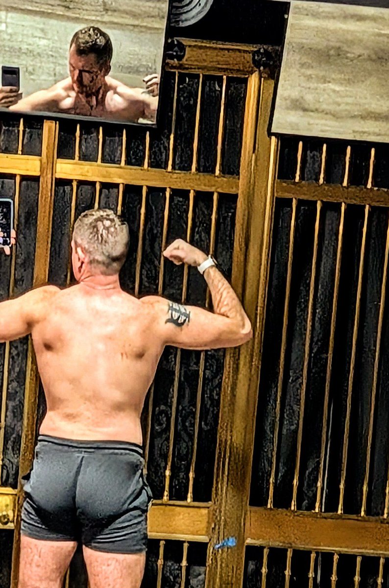 Obio_Bromo's tweet photo. Late lift for a weekday but we got it done. I hope you had a great start to the week! 💪🏻 https://t.co/v3N1lyyyGd