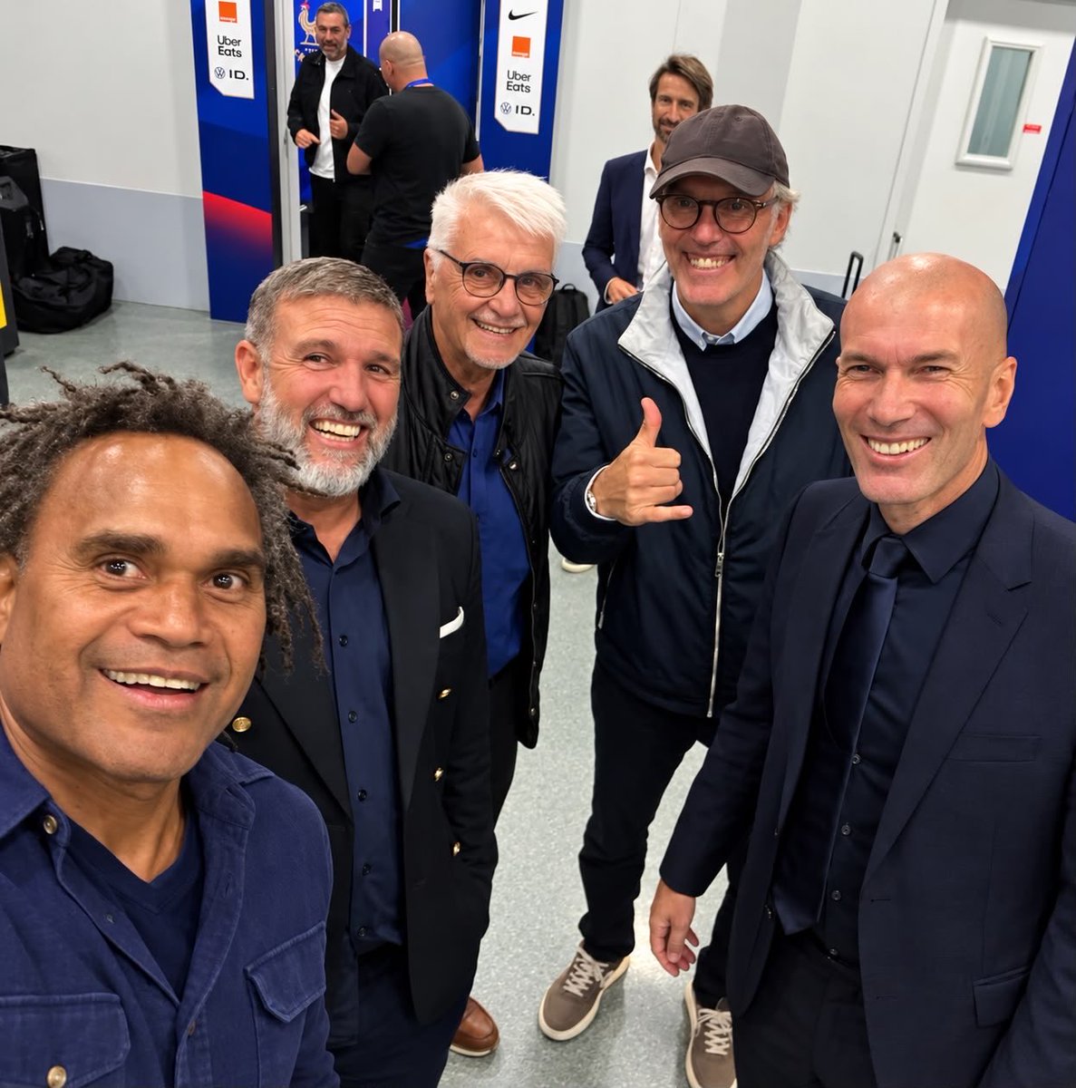 LMDFoot_'s tweet photo. Des membres de France 98 réunis ce soir autour de Zizou 😍🇫🇷 https://t.co/1ZQBF29BYJ