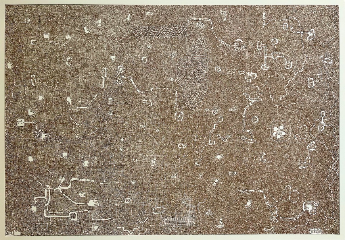 kushinon's tweet photo. 人気漫画『ワンパンマン』で、主人公サイタマが迷い込んだ敵の宇宙船。その内部は、1人の男性が7年と数か月かけて描いた迷路だった。

描いたのは、静岡市在住の野村一雄さん。27歳のとき、クラシック音楽を聴きながら寝落ちしないようにと、A1サイズの紙に迷路を描き始めた。完成後、配るために刷った迷路は大量に余り、30年近く倉庫で眠っていた。

2013年1月、娘さんがXに投稿した。

「30年前、父が7年と数ヶ月の歳月をかけて描いたA1サイズの迷路を、誰かゴールさせませんか」

「娘として困惑してる」というタグを添えたこの投稿は、国内外で話題になった。そして2014年2月、迷路の一部は、作画の村田雄介さんの手で、敵ボロスの宇宙船の内部として作中に使われた。

同じ年の11月、野村さんは32年ぶりに新たな迷路を描き始める。70代になった今も、超細密な迷路を描き続けている。