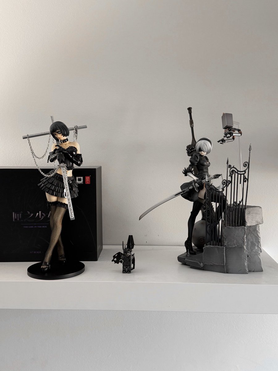 isainplastic's tweet photo. took this picture trying to show my bf the size difference between both figures but now i’m laughing at tiny sauron stuck in between https://t.co/tfMpqL1cAq