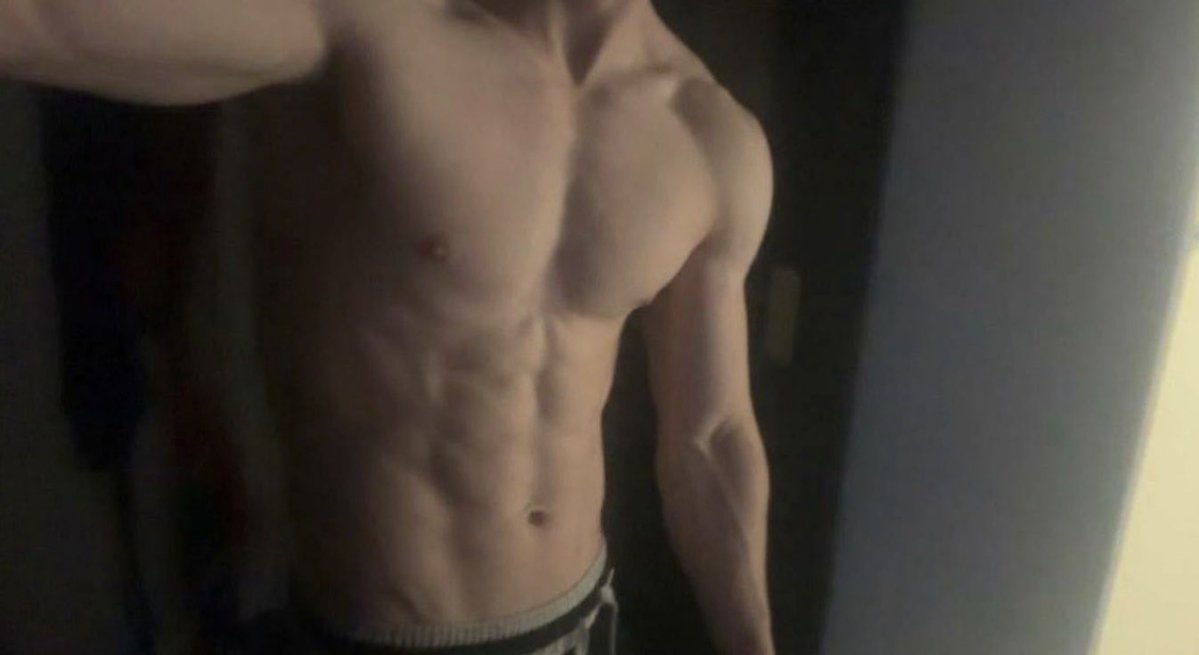 lvwnxn's tweet photo. i’d look good as ur bf :3 https://t.co/lHfeWOayN8