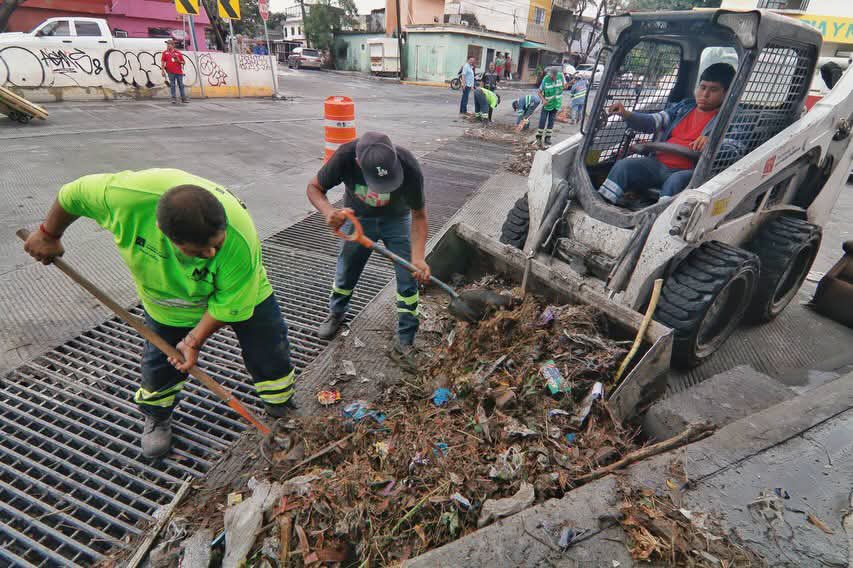 AdrianDeLaGarza's tweet photo. En esta temporada de lluvias, cuidarnos es tarea de todos, ¿cómo podemos hacerlo?

1. Evitando riesgos innecesarios, no cruzando zonas con corrientes de agua
2. ⁠Llamando al 9-1-1 ante cualquier emergencia
3. ⁠Evitando tirar basura y recogiendo aquella que esté en nuestras posibilidades

Nuestro equipo de Servicios Públicos está trabajando 24/7 en tres turnos diferentes. En los últimos cuatro días, nuestras cuadrillas limpiaron 4,300 rejillas y retiraron cerca de 150 toneladas de residuos en distintos sectores de Monterrey. 

Ayúdanos también: reporta acumulaciones de basura al 0-7-2.

#AquíSeResuelve