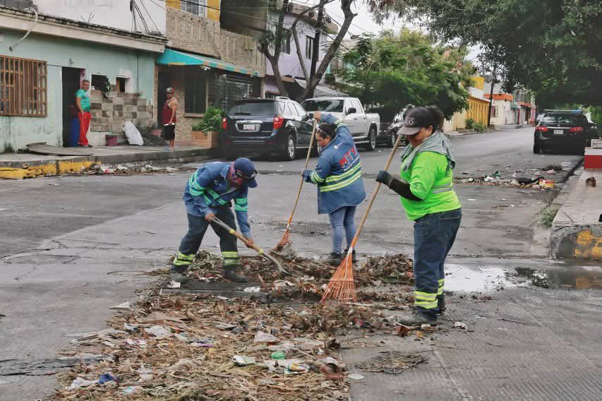 AdrianDeLaGarza's tweet photo. En esta temporada de lluvias, cuidarnos es tarea de todos, ¿cómo podemos hacerlo?

1. Evitando riesgos innecesarios, no cruzando zonas con corrientes de agua
2. ⁠Llamando al 9-1-1 ante cualquier emergencia
3. ⁠Evitando tirar basura y recogiendo aquella que esté en nuestras posibilidades

Nuestro equipo de Servicios Públicos está trabajando 24/7 en tres turnos diferentes. En los últimos cuatro días, nuestras cuadrillas limpiaron 4,300 rejillas y retiraron cerca de 150 toneladas de residuos en distintos sectores de Monterrey. 

Ayúdanos también: reporta acumulaciones de basura al 0-7-2.

#AquíSeResuelve