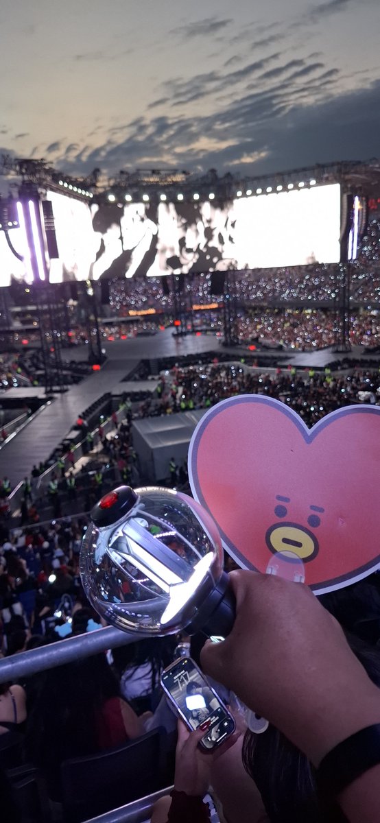 pilaricaneri's tweet photo. @hvjklove La mía del 09/05  el día feliz de mi vida 💜💜💜🥹 https://t.co/tM2IFvSPlS