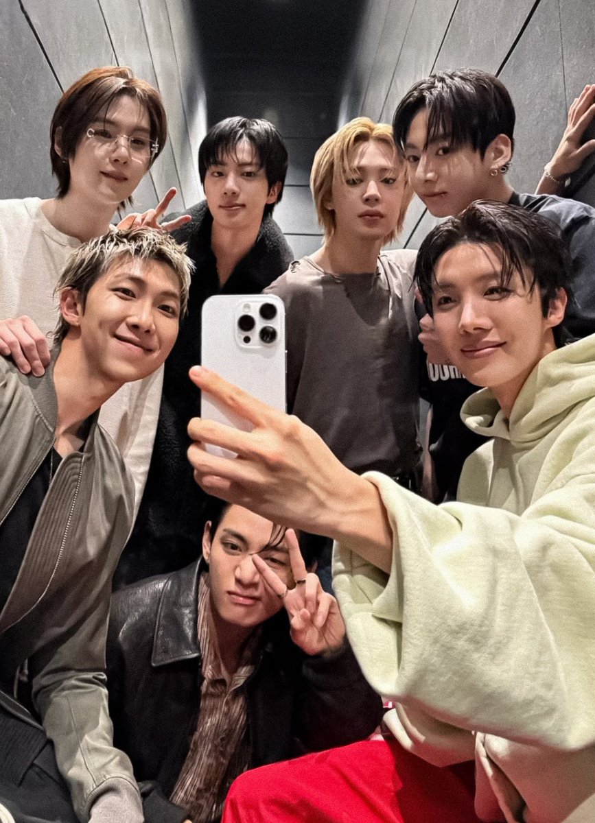 hobihobi82's tweet photo. 난 방탄소년단이 안전하게 투어 했으면 좋겠어요 그들에게는 사랑만 줬으면 좋겠어요
 
I’m voting #ARIASBTS for Most Popular International Artist https://t.co/l7M3oycmpI