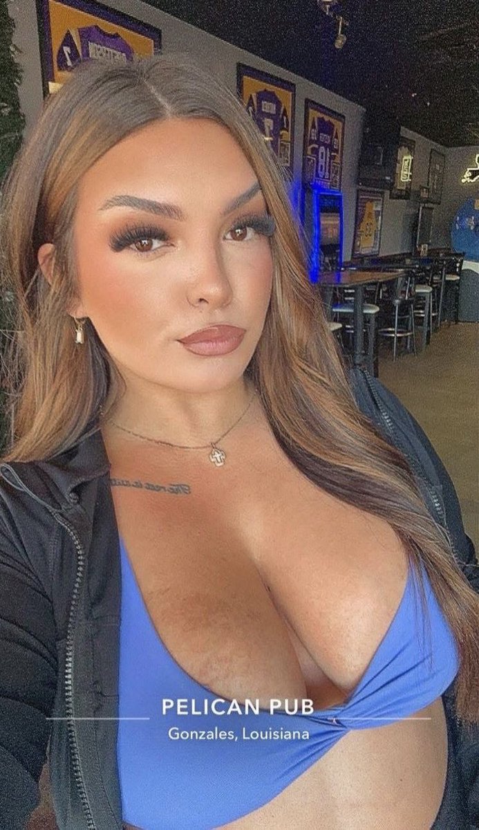 Idkaavf's tweet photo. My sexy ass aunt 🤤 https://t.co/Wu7huBILi2