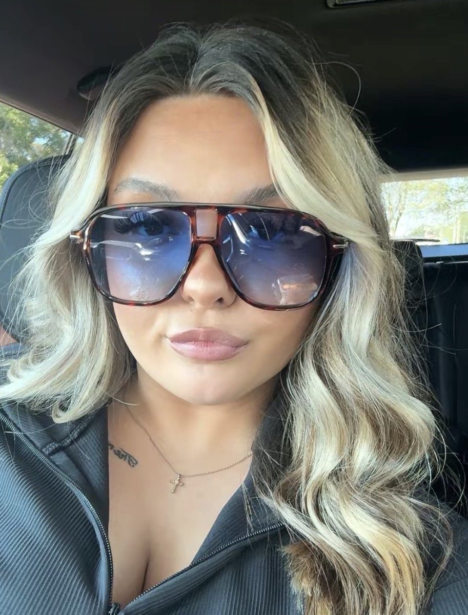 Idkaavf's tweet photo. My sexy ass aunt 🤤 https://t.co/Wu7huBILi2