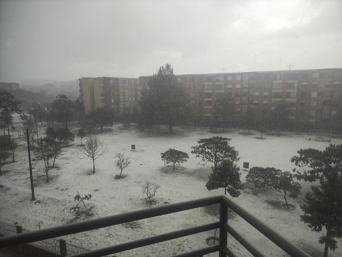 Bracol_'s tweet photo. Me encanta vivir en Bogotá, la transición entre Bogotá y Rusia soviética depresiva es casi imperceptible https://t.co/KKbBQ3Hv8D