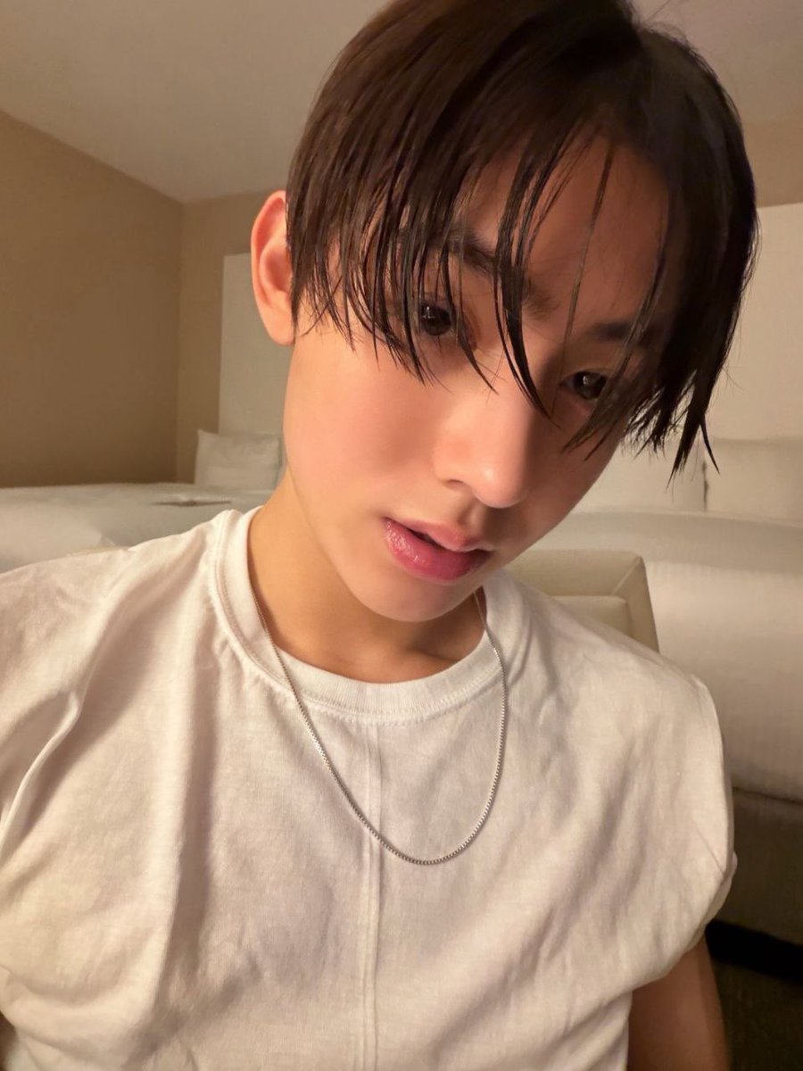 sseonghyeonz's tweet photo. Just a little selca for today. Nothing special, just me checking in and leaving a small piece of my day here. I think sometimes the simplest photos end up being the ones I like the most. No particular reason for taking this one, I just liked how I looked and thought, why not? https://t.co/gt49Toy1Ii