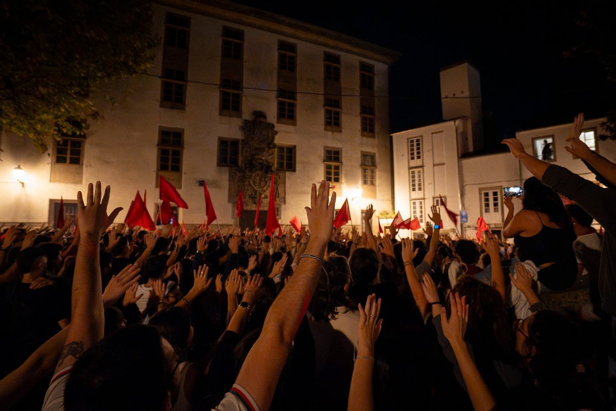 CMSocialista_'s tweet photo. Tomamos as rúas contra o réxime de empresarios e rendistas. 

Un milleiro de mozas saímos esta noite ás rúas de Compostela polo socialismo. É momento de loitar! https://t.co/SdXJBd5PMV