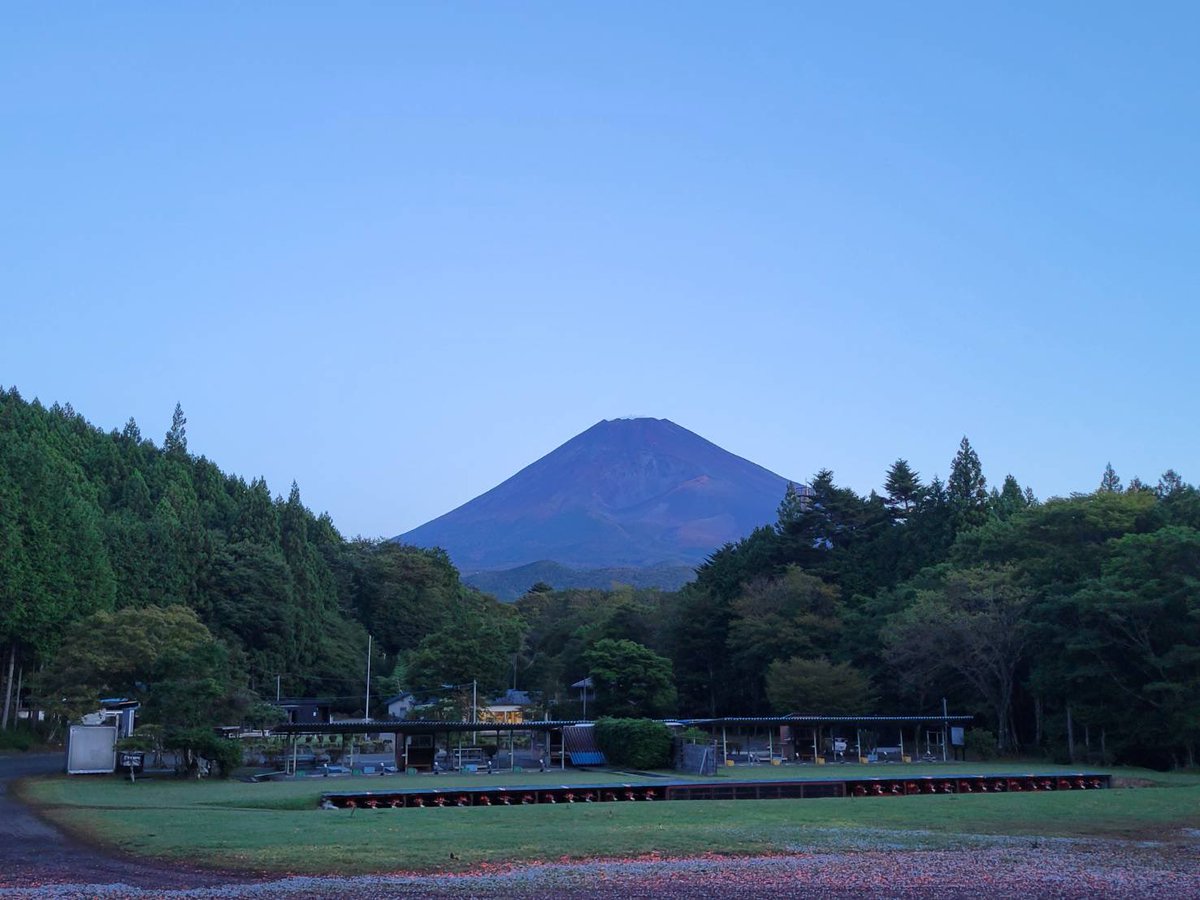 suyamashooting's tweet photo. おはようございます☀
10月6日（火）今朝の須山情報です。
天気　晴れ☀️
気温　20℃
風　　微風
本日は全面空いています。
秋晴れの須山です☀️
下界よりは過ごしやすい気候です。
ぜひ射撃練習にいらして下さい。
本日も皆様のご来場スタッフ一同心よりお待ちしております。 https://t.co/f9joGRzz1F
