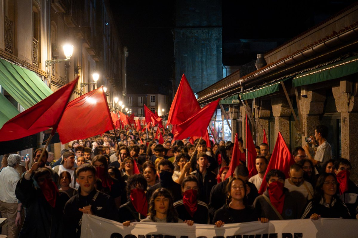 CMSocialista_'s tweet photo. Tomamos as rúas contra o réxime de empresarios e rendistas. 

Un milleiro de mozas saímos esta noite ás rúas de Compostela polo socialismo. É momento de loitar! https://t.co/SdXJBd5PMV