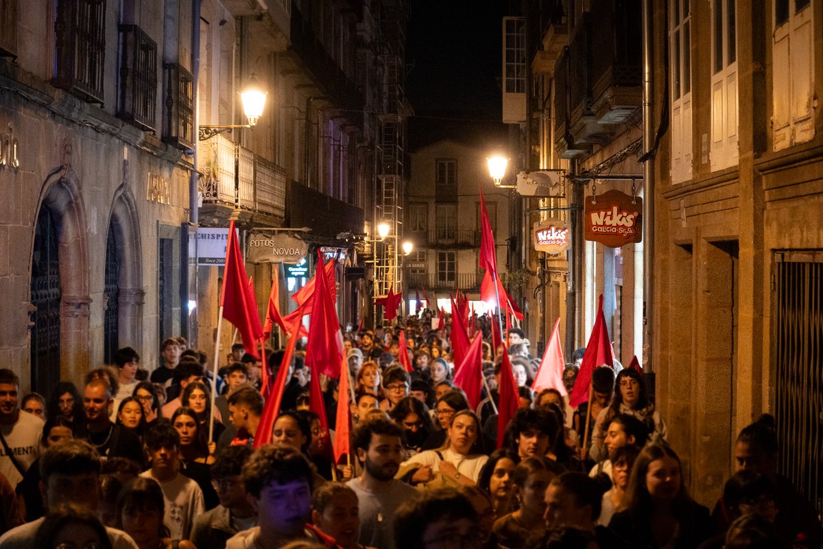 CMSocialista_'s tweet photo. Tomamos as rúas contra o réxime de empresarios e rendistas. 

Un milleiro de mozas saímos esta noite ás rúas de Compostela polo socialismo. É momento de loitar! https://t.co/SdXJBd5PMV