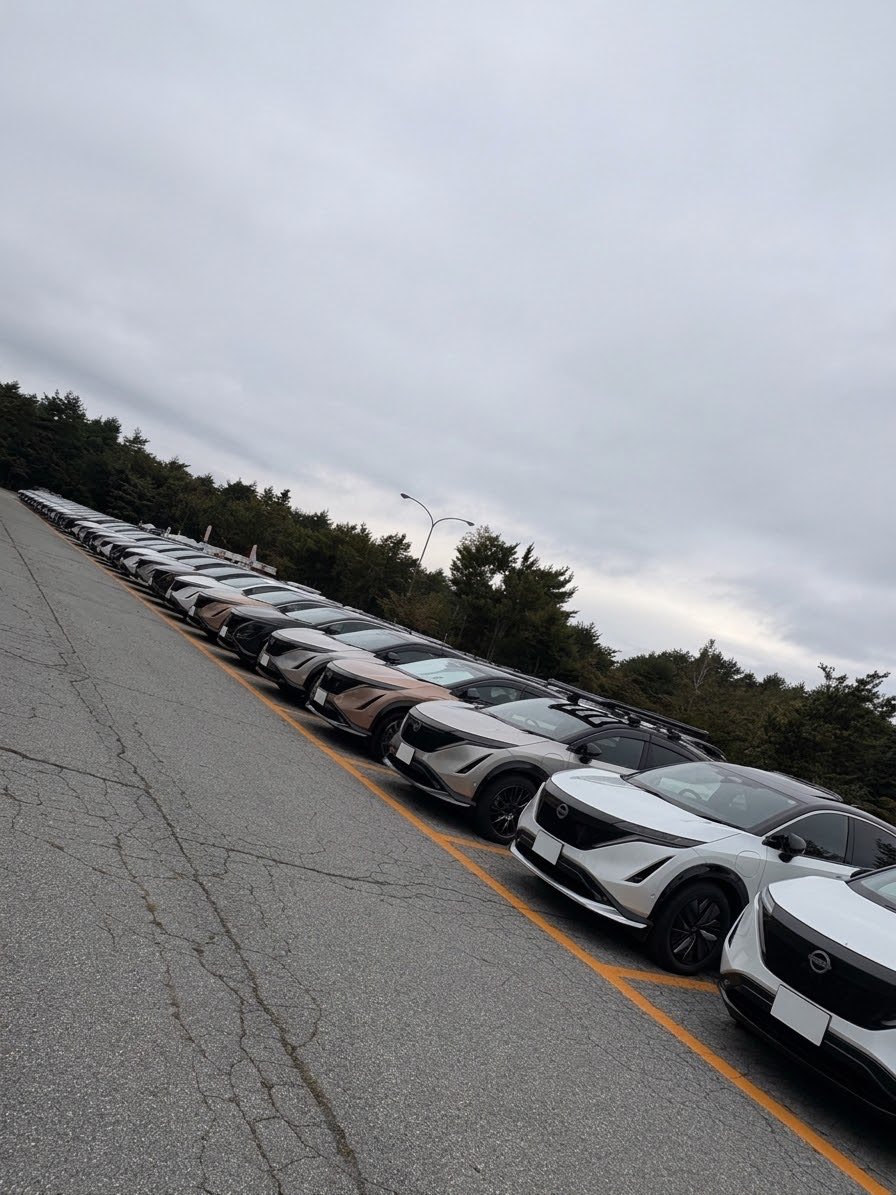 eyn58496's tweet photo. ふじてんスノーリゾートでの全国アリアオフ会🚗
100台超えの並列配置、めちゃくちゃ綺麗で圧巻でした🤩
これだけの規模をスムーズにまとめてくださったスタッフの皆様の感謝しかありません🙏✨
お会いできた皆様、素敵な時間をありがとうございました😊
#日産アリア #ARIYA #アリア全国オフ #オフ会 https://t.co/B9IrOohHyL