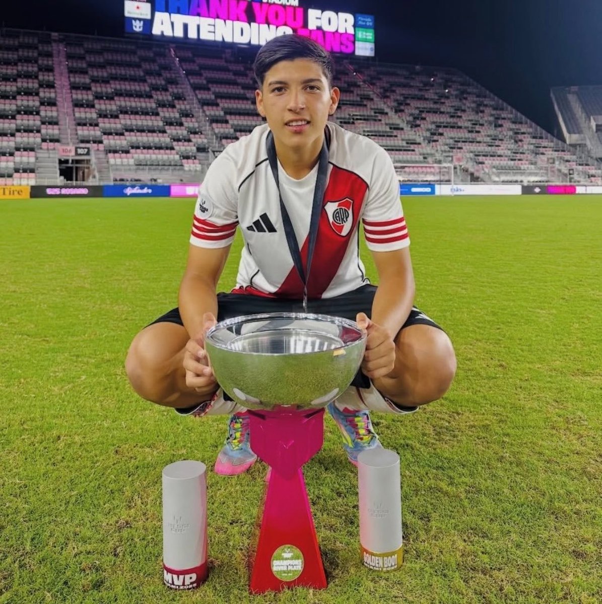MilloGallina86's tweet photo. ✍🏽| La estrella juvenil, Bruno Cabral, firmó su primer contrato profesional con #River.

💰| El goleador de la Messi Cup, tiene una cláusula de 100 millones de euros. 

ℹ️| @GeroFrare https://t.co/FLiyA8dzxt