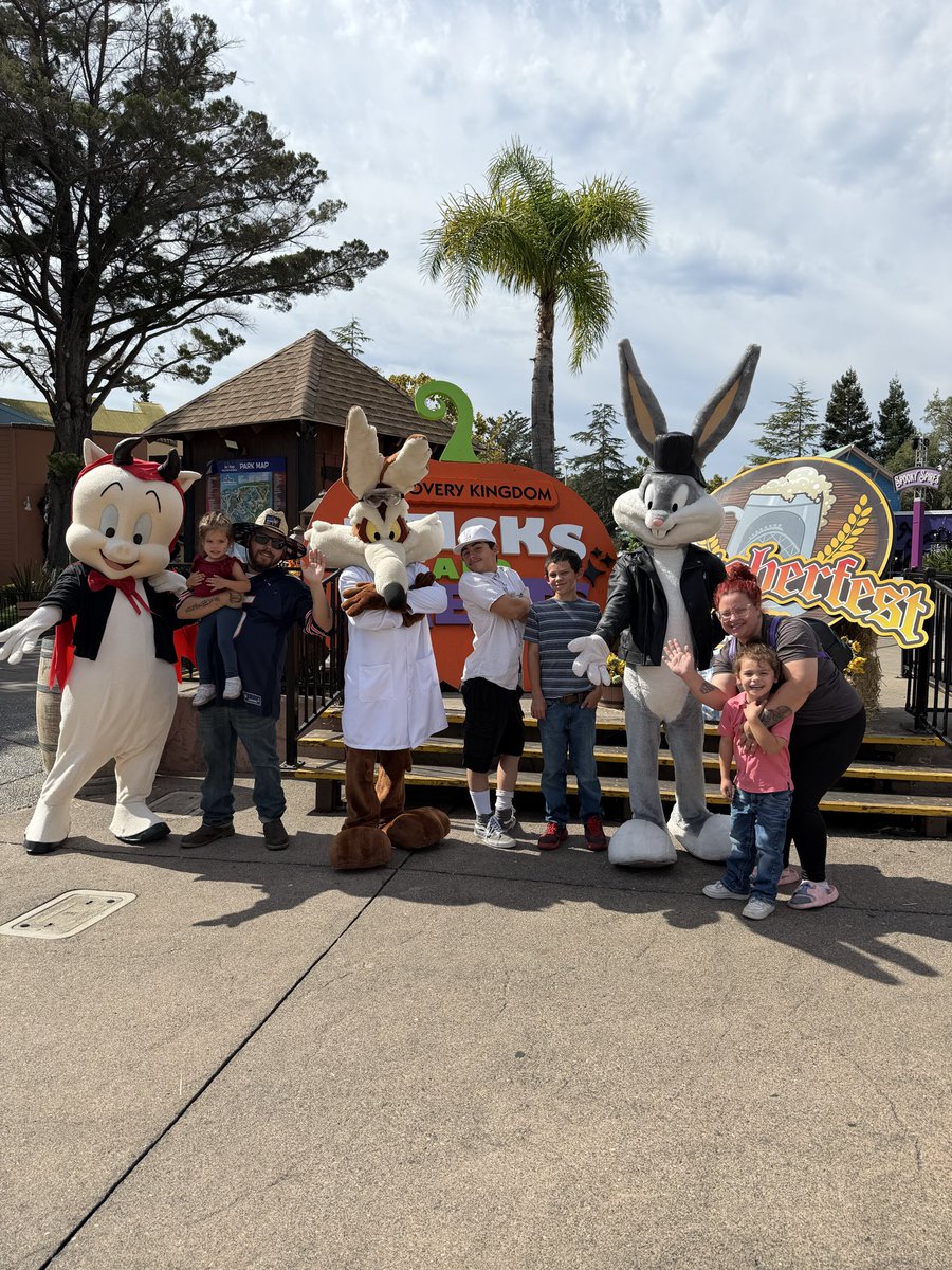 M3RM8iiD's tweet photo. Six Flags: survived. 😂🎢❤️
Rides, giraffes, matching Flash shirts, Oktoberfest &amp; enough family chaos to last us until the next adventure. ⚡️
Wouldn’t trade this crew for anything. 🥹❤️ https://t.co/EbMUoJBT3D