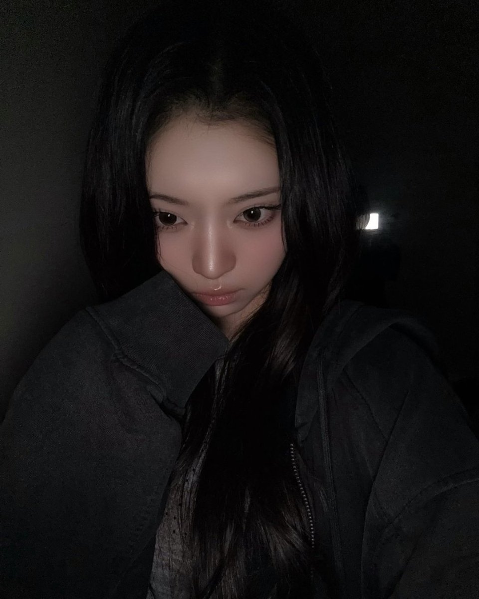 yeieul's tweet photo. Midnight called, so we took selcas. https://t.co/4UPBSrfbSR
