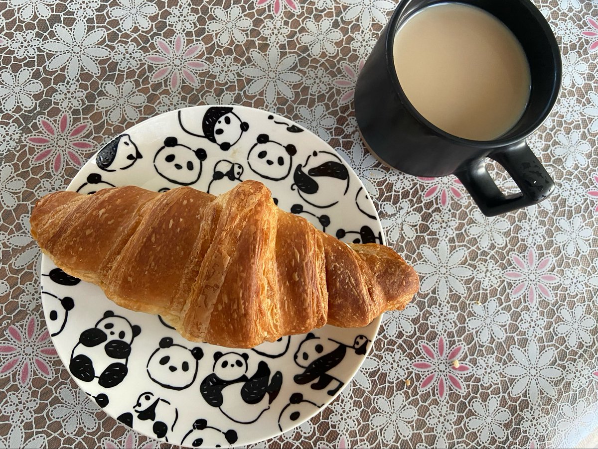 akichi_2017's tweet photo. モーニング☕️

#クロワッサン
#カフェラテ https://t.co/WCKXwQfGjm