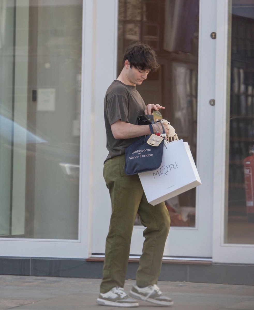 DeerChoseMe's tweet photo. THESE PAP PICS…? WHEWW I KNOW HES PRACTICING FOR WHEN THOSE FOAH PAPP PICS DROP https://t.co/vZFlk3PltR