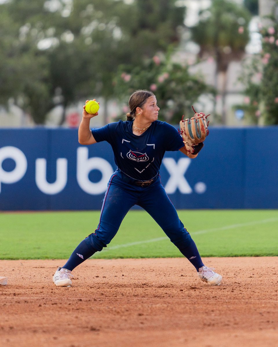 FAUSoftball's tweet photo. The work week begins 😤💪

#WIP🏝️ https://t.co/0YXpUhTIak