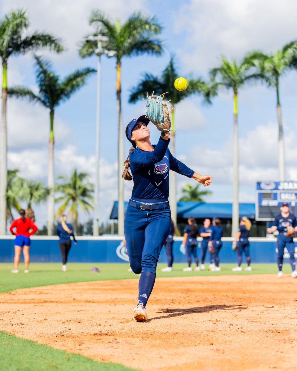 FAUSoftball's tweet photo. The work week begins 😤💪

#WIP🏝️ https://t.co/0YXpUhTIak