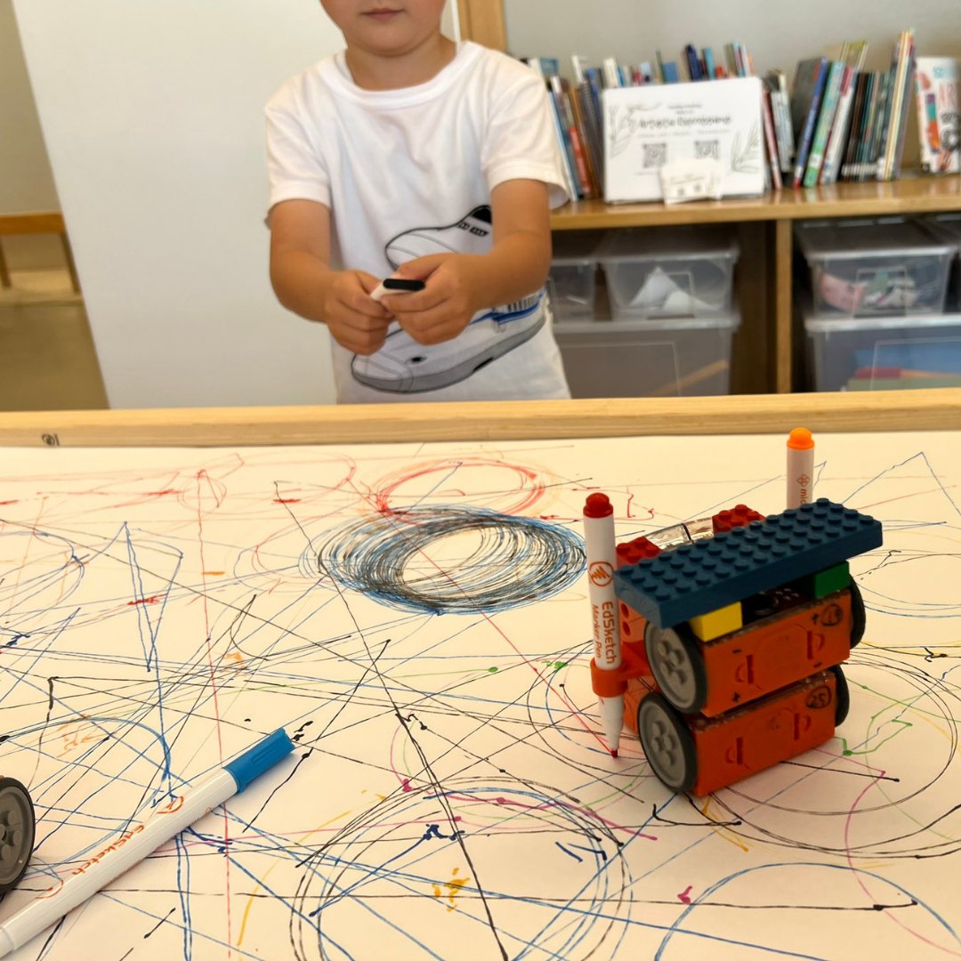 MeetEdison's tweet photo. Introducing art and math concepts into your coding lessons is made easier with EdSketch. EdSketch includes the EdSketch Pen Holder and EdSketch Marker Pens. 

Learn more at https://t.co/nTRN5QFCPC

#STEM #STEAM #edtech #coding #Edisonrobots https://t.co/Q9Q51AzJD1