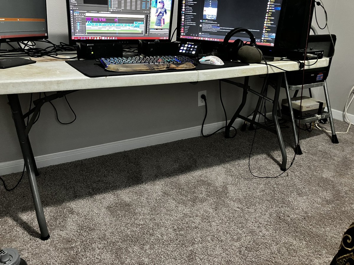 ShaneEditor's tweet photo. New room definitely the smallest I’ve ever had but the new place is so nice it doesn’t even matter. Also FINALLY DID SOME CABLE MANAGING TO EVERYONE WHOSE BEEN ON MY CASE ABOUT IT!!! https://t.co/rGv1aM2bqR
