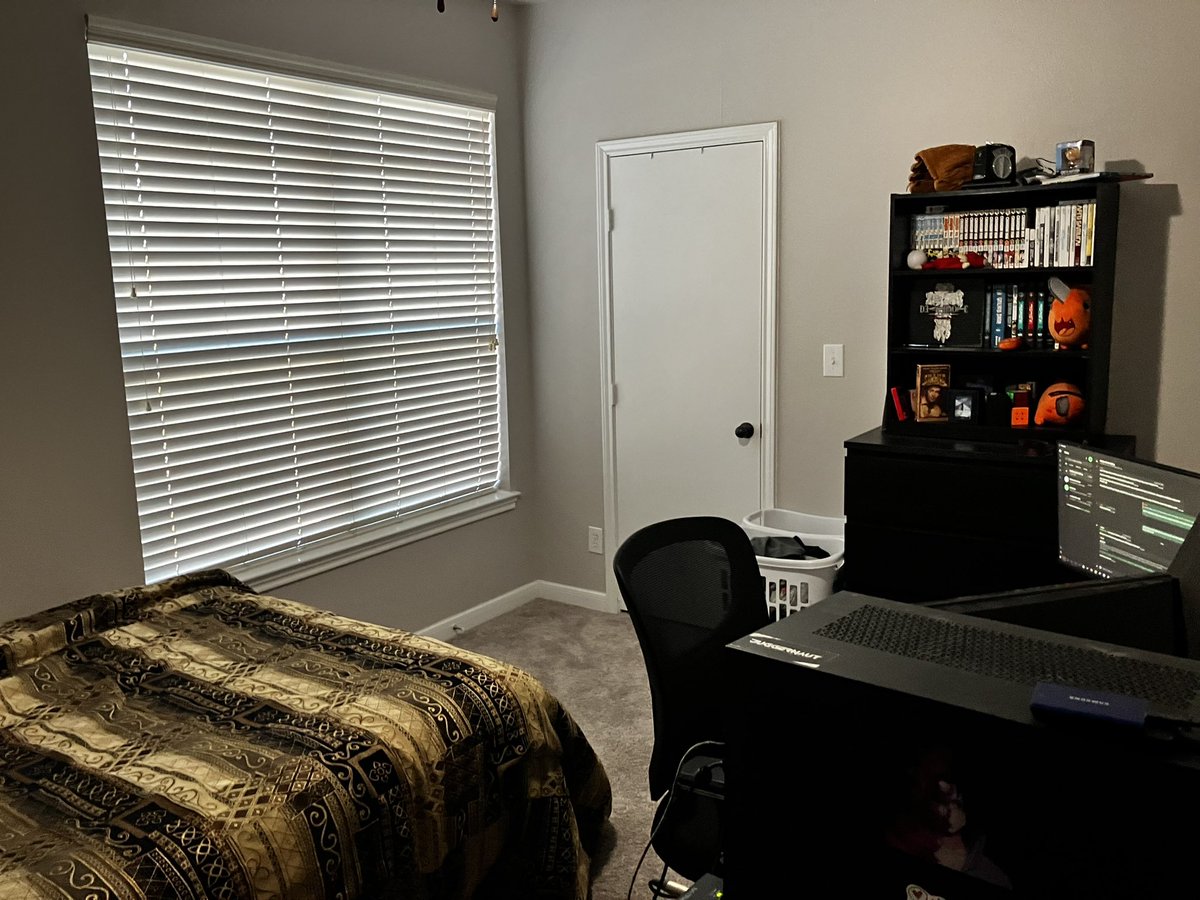 ShaneEditor's tweet photo. New room definitely the smallest I’ve ever had but the new place is so nice it doesn’t even matter. Also FINALLY DID SOME CABLE MANAGING TO EVERYONE WHOSE BEEN ON MY CASE ABOUT IT!!! https://t.co/rGv1aM2bqR