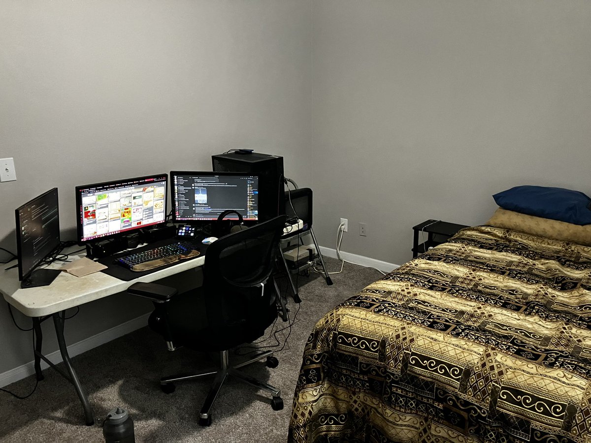 ShaneEditor's tweet photo. New room definitely the smallest I’ve ever had but the new place is so nice it doesn’t even matter. Also FINALLY DID SOME CABLE MANAGING TO EVERYONE WHOSE BEEN ON MY CASE ABOUT IT!!! https://t.co/rGv1aM2bqR