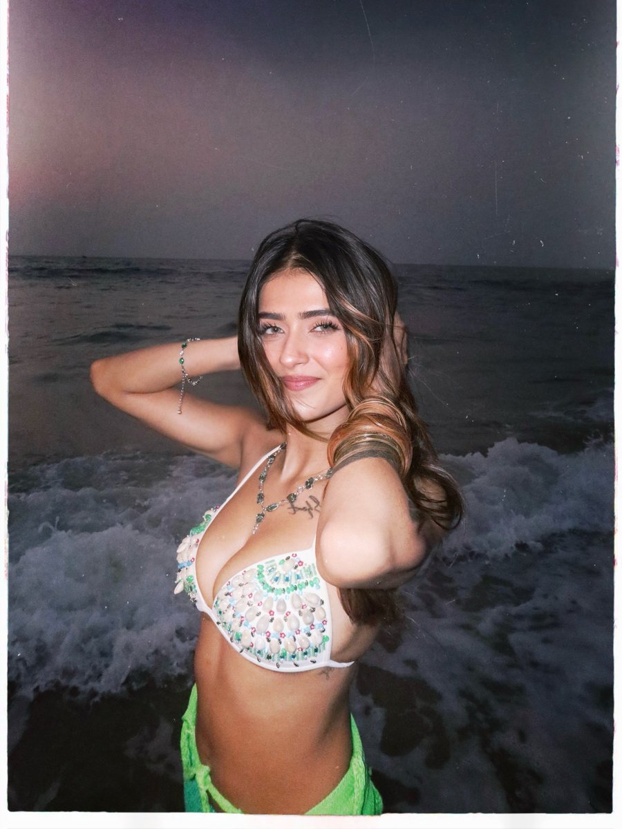 Indgirls_'s tweet photo. Lost in the coastal dusk, Shambhavi Singh finds complete peace by the shore. https://t.co/SVK8CGhOg6
