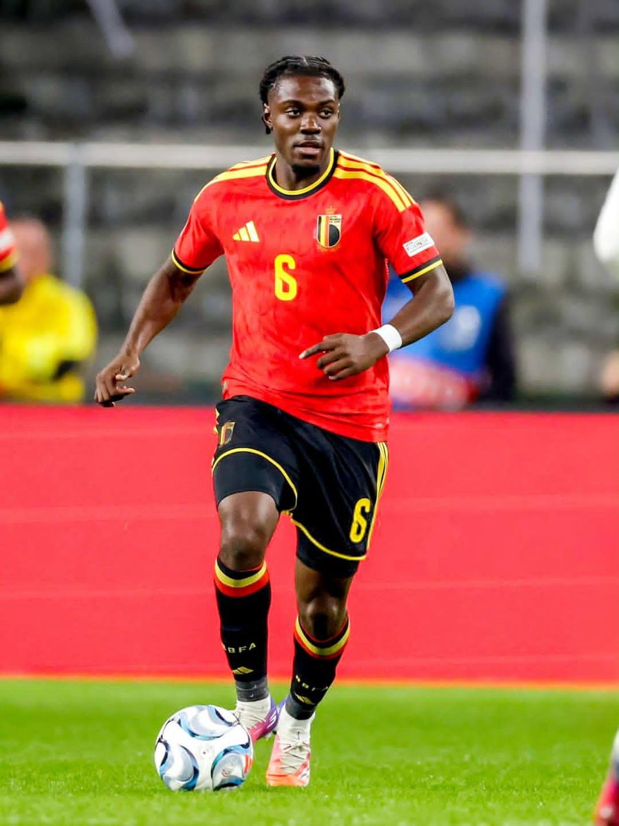 Chizzycious's tweet photo. 🚨🔷️NEW: Lavia saw the opening and split the French defence like it wasn't even there. Chelsea fans have been waiting to see this version of Roméo Lavia. If he can stay fit and keep playing with this confidence, we have a serious midfielder on our hands. 💙🔥

#Lavia #cfc https://t.co/NlyQG707sd