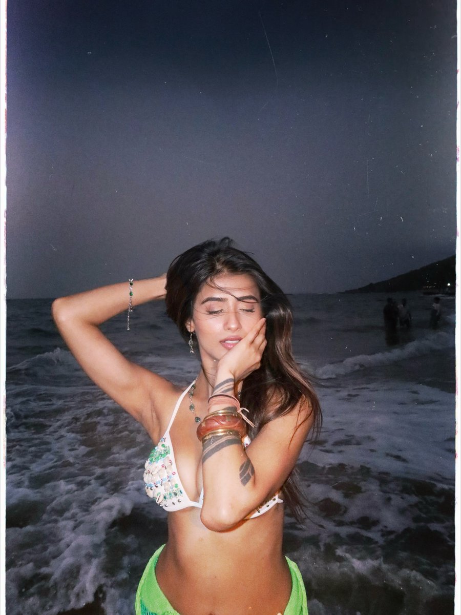 Indgirls_'s tweet photo. Lost in the coastal dusk, Shambhavi Singh finds complete peace by the shore. https://t.co/SVK8CGhOg6
