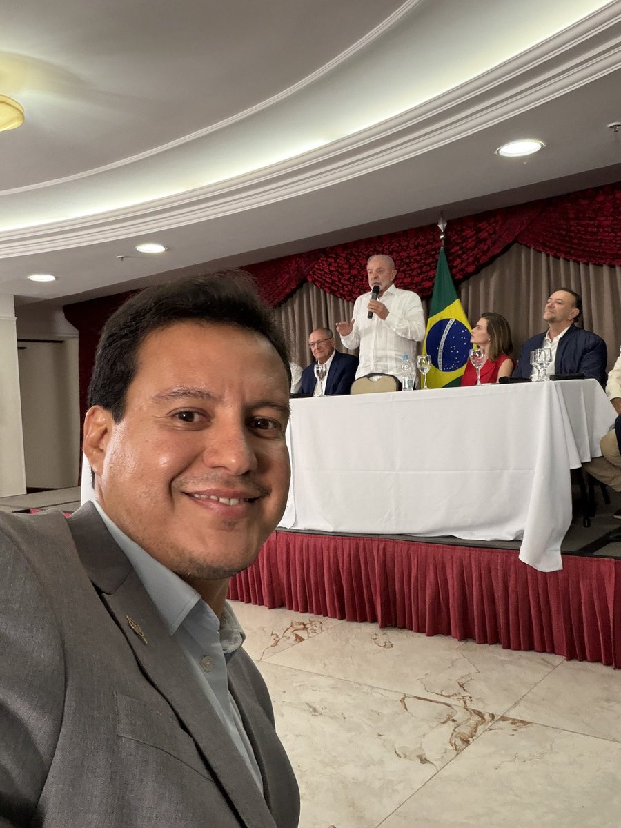 FelipeCCamarao's tweet photo. [AO VIVO] reunião com o maior presidente da história do Brasil. Rumo à vitória no 2º turno‼️ https://t.co/7MgxXOL78d