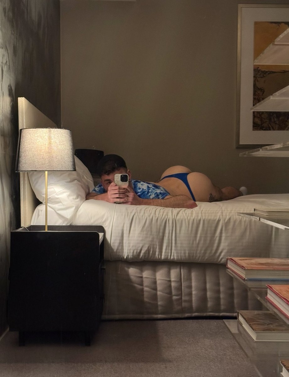 romeohomo's tweet photo. Waiting for you to get home https://t.co/WmQX1QJP2v
