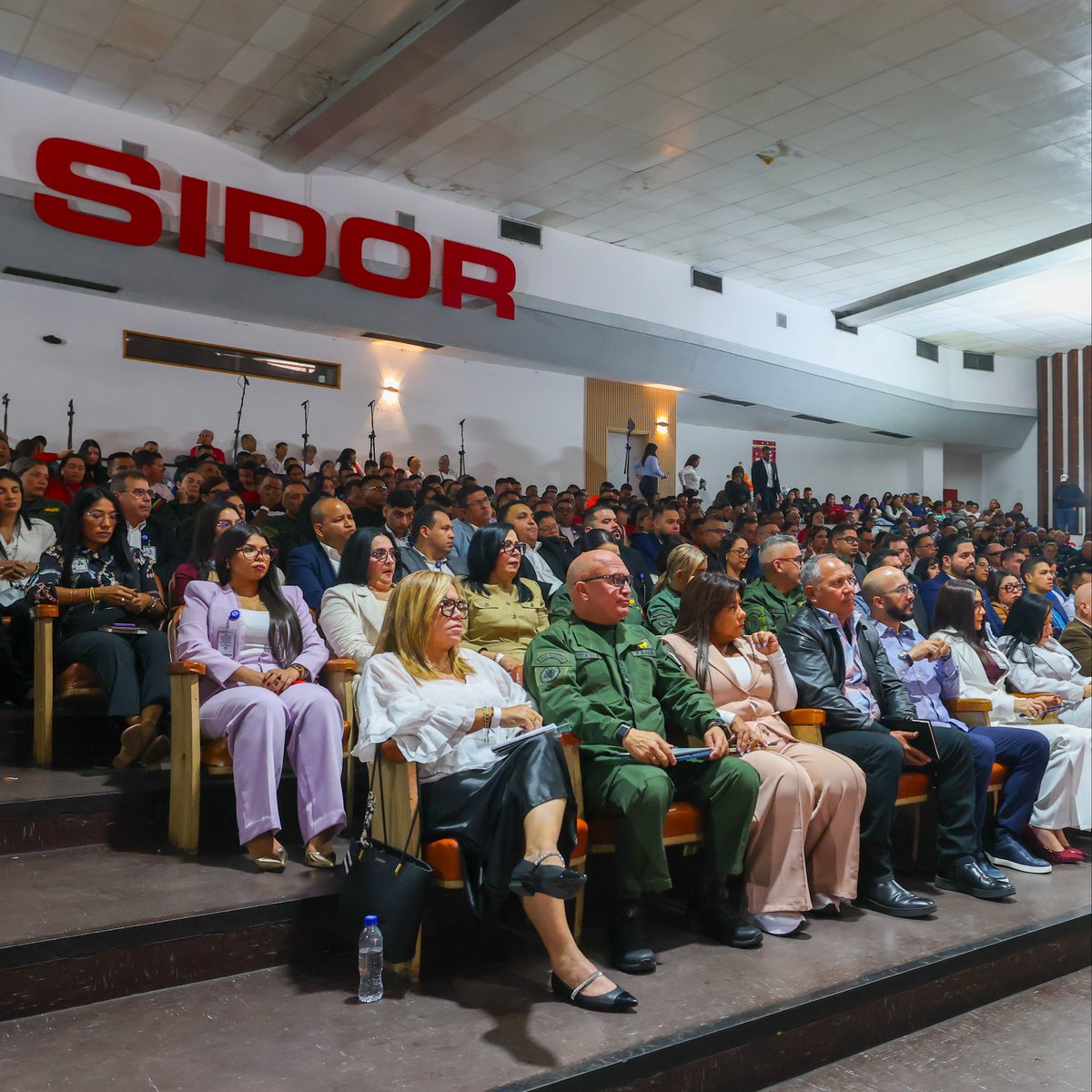 LarryDevoe's tweet photo. Arrancamos la semana visitando el estado Bolívar para instalar las mesas de trabajo en esta entidad de la Consulta Nacional sobre la Reforma de la Justicia Penal.

Esta transformación no es asunto solo de especialistas. Por eso, estamos generando los espacios para que todos los sectores de la sociedad puedan expresar sus opiniones y avanzar juntos en el diseño de una hoja de ruta orientada a consolidar las fortalezas y superar los desafíos existentes. 

Escuchar al pueblo en la formulación de las políticas públicas es un mandato constitucional y nuestra mayor responsabilidad como servidores públicos.

Mi agradecimiento a la gobernadora Yulisbeth García por todo el apoyo y la articulación para hacer posible este encuentro.

#JusticiaPenal #ConsultaNacional #EstadoBolívar #MunicipioCaroní #Venezuela