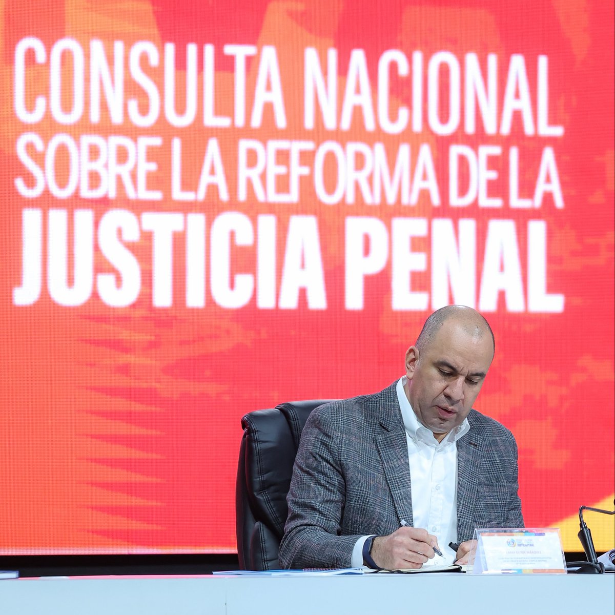 LarryDevoe's tweet photo. Arrancamos la semana visitando el estado Bolívar para instalar las mesas de trabajo en esta entidad de la Consulta Nacional sobre la Reforma de la Justicia Penal.

Esta transformación no es asunto solo de especialistas. Por eso, estamos generando los espacios para que todos los sectores de la sociedad puedan expresar sus opiniones y avanzar juntos en el diseño de una hoja de ruta orientada a consolidar las fortalezas y superar los desafíos existentes. 

Escuchar al pueblo en la formulación de las políticas públicas es un mandato constitucional y nuestra mayor responsabilidad como servidores públicos.

Mi agradecimiento a la gobernadora Yulisbeth García por todo el apoyo y la articulación para hacer posible este encuentro.

#JusticiaPenal #ConsultaNacional #EstadoBolívar #MunicipioCaroní #Venezuela