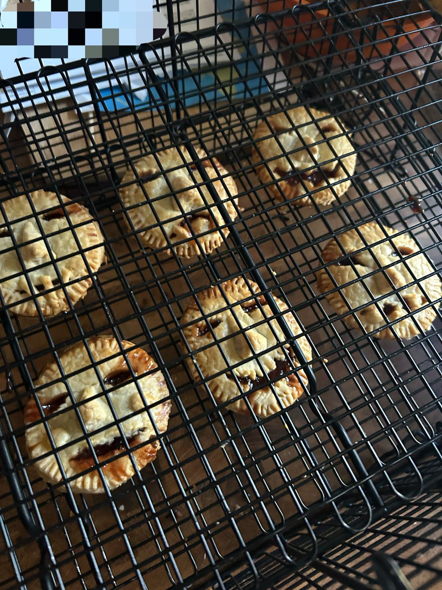 Violetberryyy_'s tweet photo. I’m so scared what did my mom bake https://t.co/m5sJysOWRd