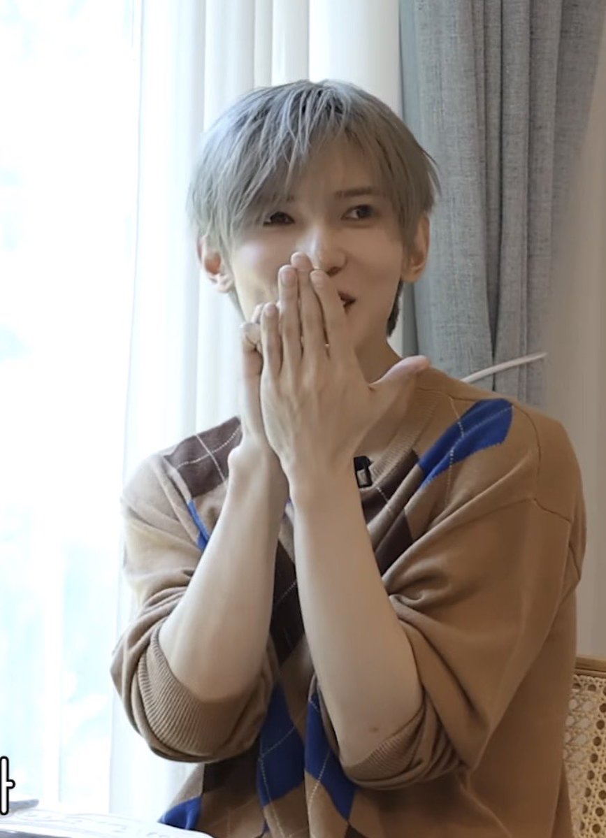 atzS2_'s tweet photo. 정난님 유튜브 보는데 여상이 손이 너무 고와서  놀라가지고 손만 캡쳐함… https://t.co/3xIoV58EIy