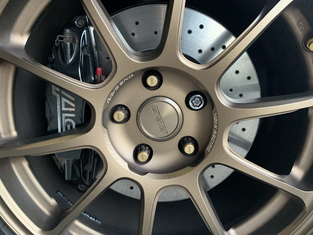 subaru_hanter's tweet photo. この間の年次点検で、ブレーキパッドが残り1.5㍉だったので…
フロントの、パッドとローターを交換しました🛞✨
前回同様に、STIのドリルドローター&amp;STIのパッド（ストリート用）をお代わりしました
今回はブレーキの鳴きも無くて、乗り出しから効い��くれて快適です
代車はレイバックでした https://t.co/iHTR3VQ4hW