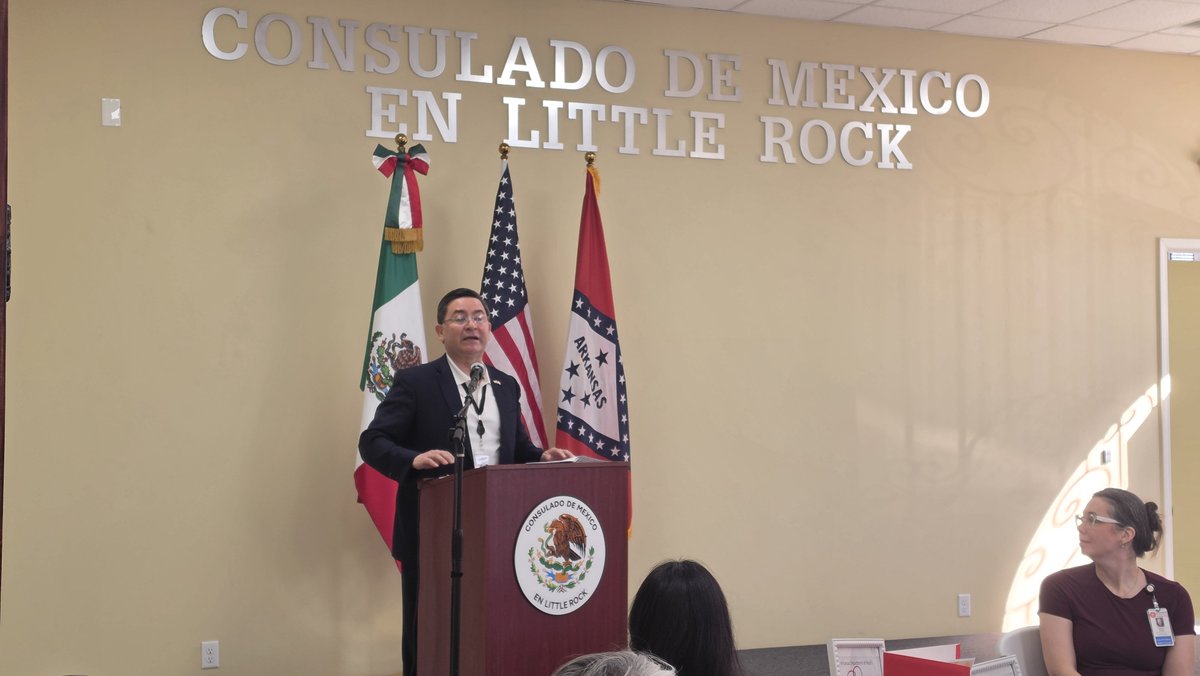 ConsulMexLir's tweet photo. El Embajador Carlos Giralt Cabrales acompañado de +20 organizaciones aliadas y la comunidad, arrancó la Semana Binacional de Salud 🩺✨ en @ConsulmexLit!, ofreciendo vacunas y servicios 100% gratuitos. ¡Cuidemos juntos tu salud y la de tu familia! 💉💙
​#SemanaBinacionalDeSalud https://t.co/IzBZkLOD6f