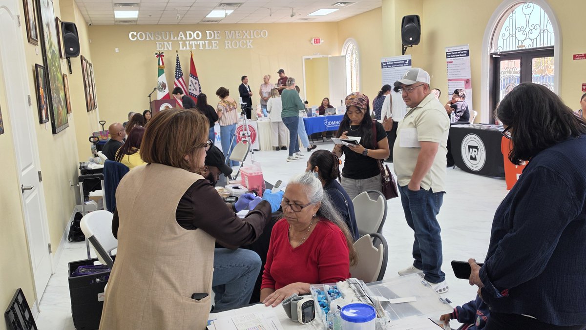 ConsulMexLir's tweet photo. El Embajador Carlos Giralt Cabrales acompañado de +20 organizaciones aliadas y la comunidad, arrancó la Semana Binacional de Salud 🩺✨ en @ConsulmexLit!, ofreciendo vacunas y servicios 100% gratuitos. ¡Cuidemos juntos tu salud y la de tu familia! 💉💙
​#SemanaBinacionalDeSalud https://t.co/IzBZkLOD6f