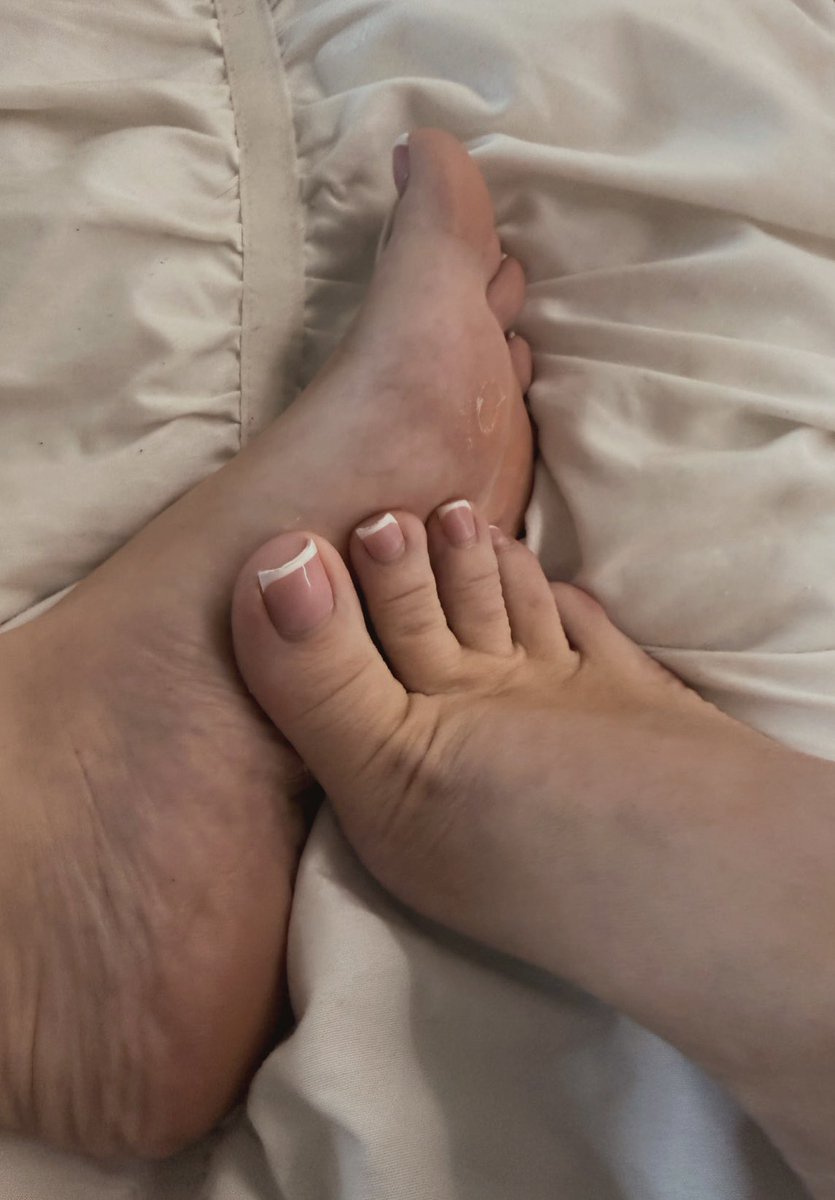 TheNatalyaVega_'s tweet photo. I have a snack for you feet muncher
Look at alll that foot dust I’m gonna be collecting https://t.co/JDHGa6LJ4M