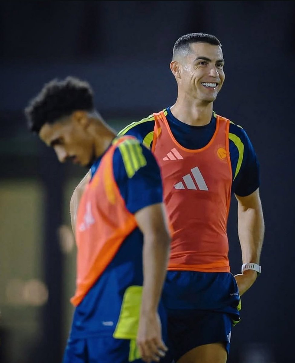 Luxboii's tweet photo. Only Messi fans will skip

Cristiano Ronaldo 😁🤝 https://t.co/Sko6YE2nvI