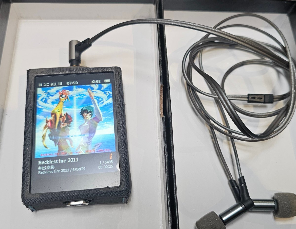 amsmkw's tweet photo. 今日の音楽のお供。
PLENUE D2 x ER4SR
DAP #COWON PLENUE D2
リケーブル #onso 04 Etymotic Reserch用mmcx L字の2.5mmバランス iect_04_bl2e_120
イヤホン #EtymoticResearch ER4SR
イヤーチップ #EtymoticResearch ER38-14F
microSD #Gigastone 128GB
手持ちで一番小型なバランス出力環境のセットアップ。
onso 04は最近eイヤホンにあった新品の残り品の最後の1本を買いました。
今まではアリエクのER4SR対応のリケーブルとか使ってましたがやっぱりonsoのはスマートで素晴らしい。
ER4SRはBAだしやっぱり銀メッキとかの方が良さそうなので。
ただやっぱりER4XRの方が鳴らし安いのでそっちも欲しいな。