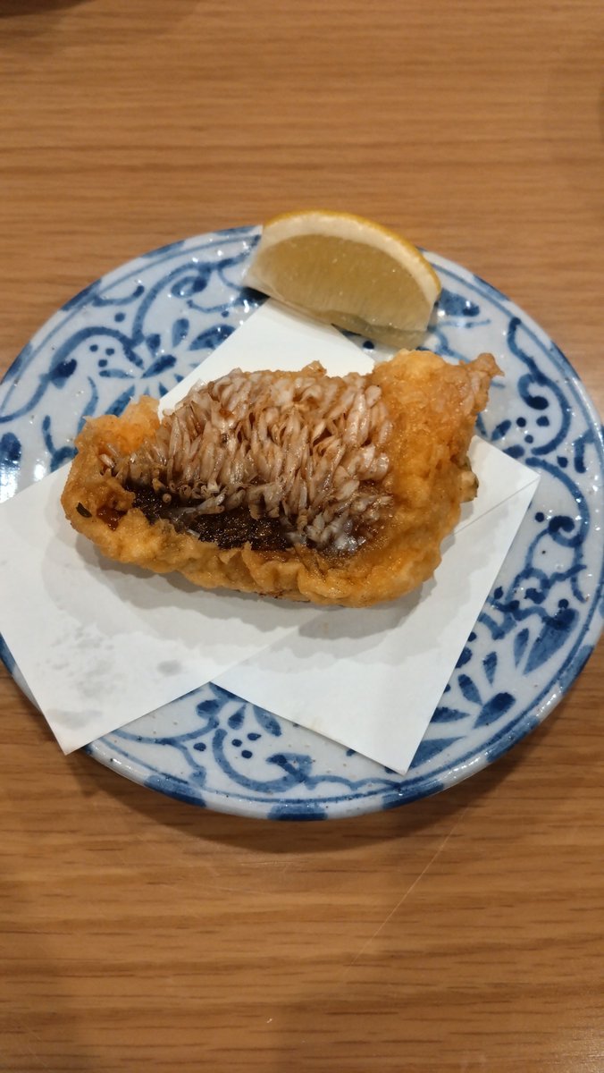 finaldimension0's tweet photo. 甘鯛の天ぷら

いつかはノドグロ専門店のコース料理食べたい。
コース3万円だった。

自分が釣ったのと食べ比べ https://t.co/pp5dsMTwUc
