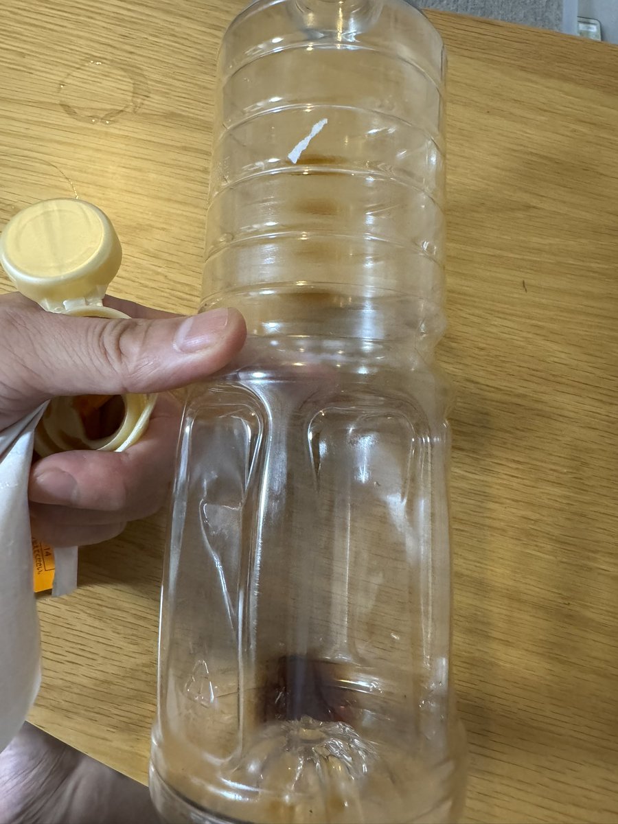 takizawa0914's tweet photo. 【今日のごみトリビア】
めんつゆの容器はペットボトルで出せます！油が入っていないので、容器がPET素材だったら、紙を取って、蓋を取って、容器を軽くゆすげば、集積所のペットボトルの日に出せます！可燃ごみによく入っているので、ごみを減らせますよ！（地域によって違うので、指示に従ってね） https://t.co/wZFgz6SnmX