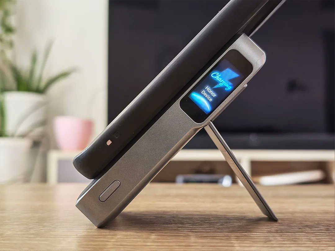 ReviewerCritic's tweet photo. I tested the Anker MagGo 2 Pro in real UAE conditions, including 38Β°C outdoor heat.
10,000mAh β‘45W USB-C
Qi2.2 magnetic charging
SnapCool cooling
Smart display
π
CriticReviewer Smart Travel Choice 2026
Full review
https://t.co/kaG928tgl4
#Anker #MagGo2Pro #Qi2 #UAE #TechReview https://t.co/POwcpY5Vw7